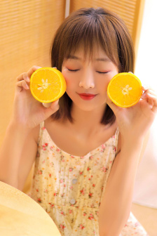 两女一杯